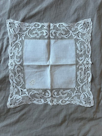 ★モノグラム刺繍ハンカチ