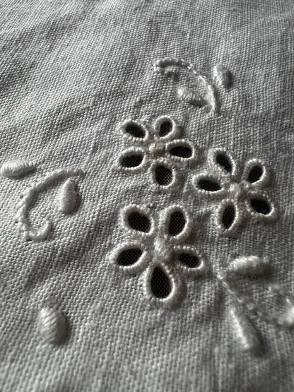 ★白刺繍ドイリー