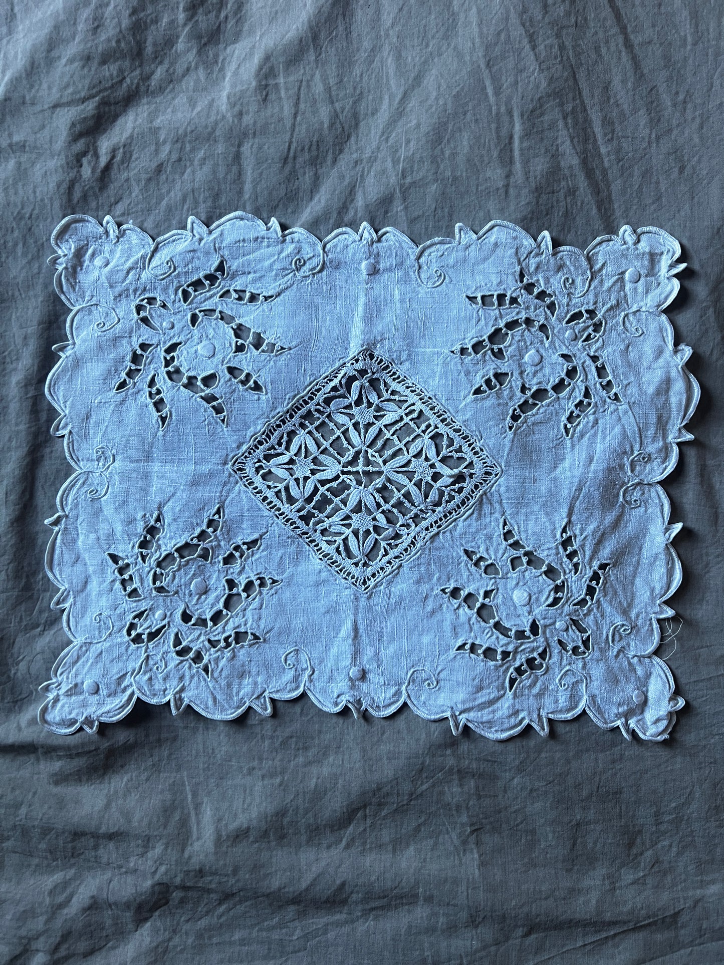 レースと刺繍のクロス