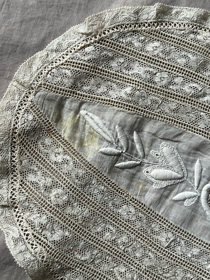 刺繍とレースの楕円クロス