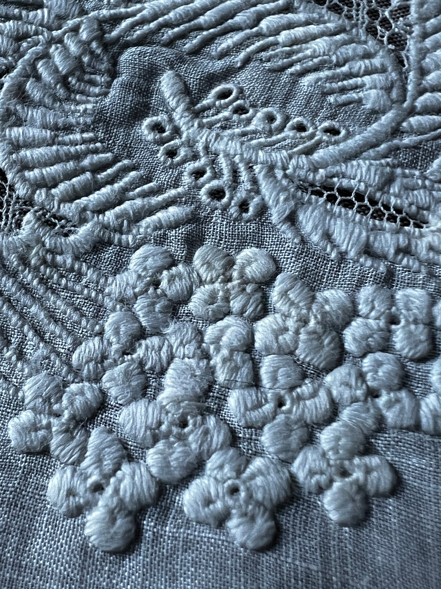 白刺繍大判ハンカチ