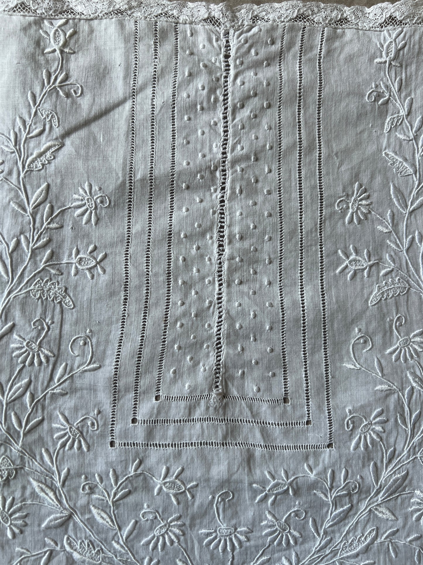 白刺繍飾り布