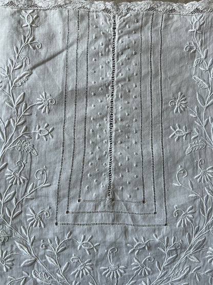 白刺繍飾り布