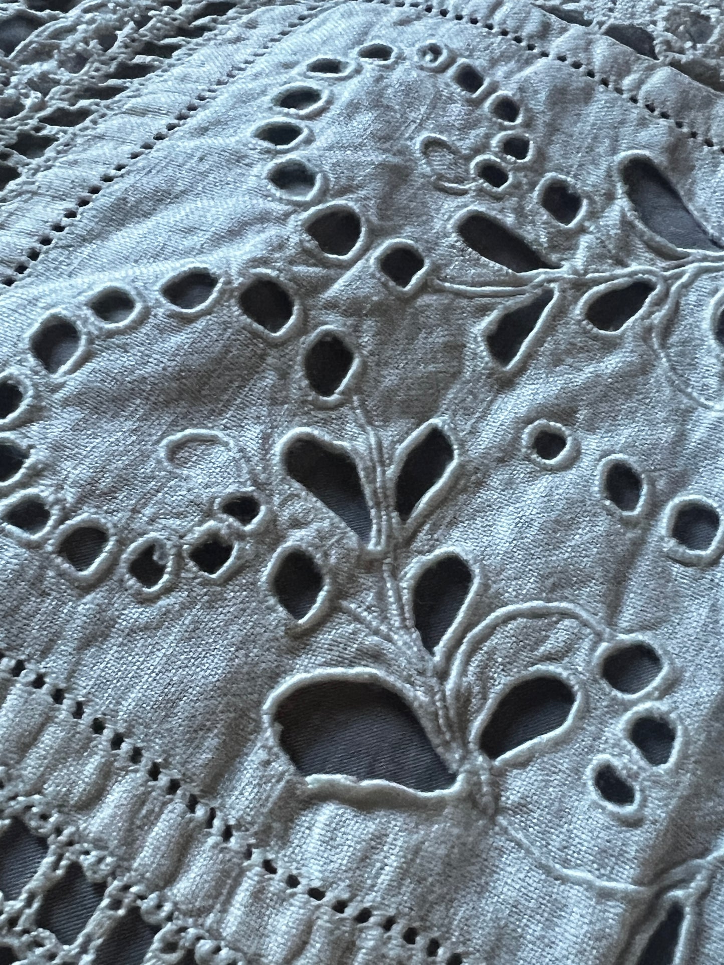 レースと刺繍の飾り布