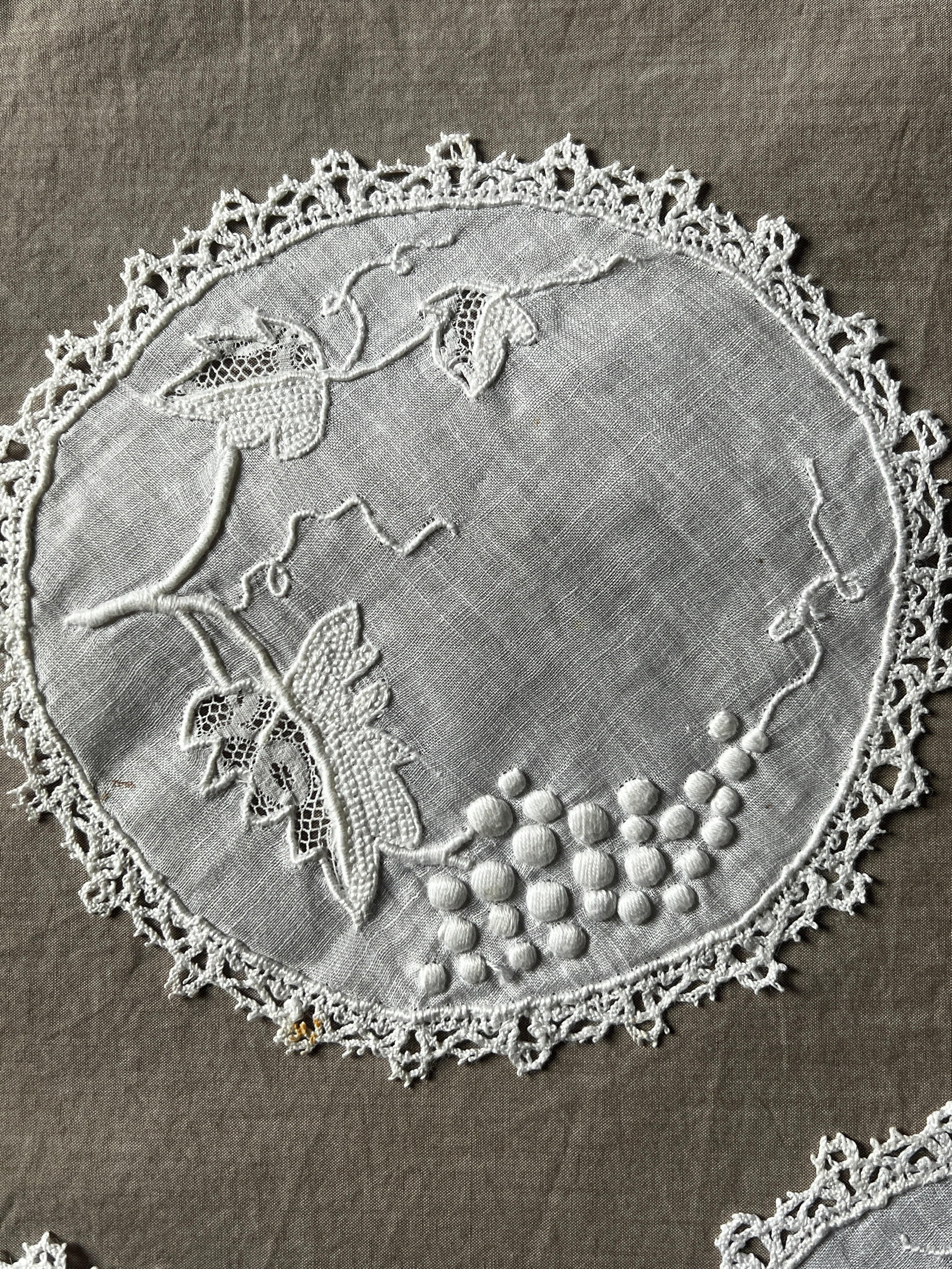 葡萄の刺繍のドイリーセット – France Antique 銀色アンティーク