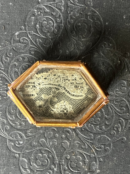 レースのガラス製ボックス