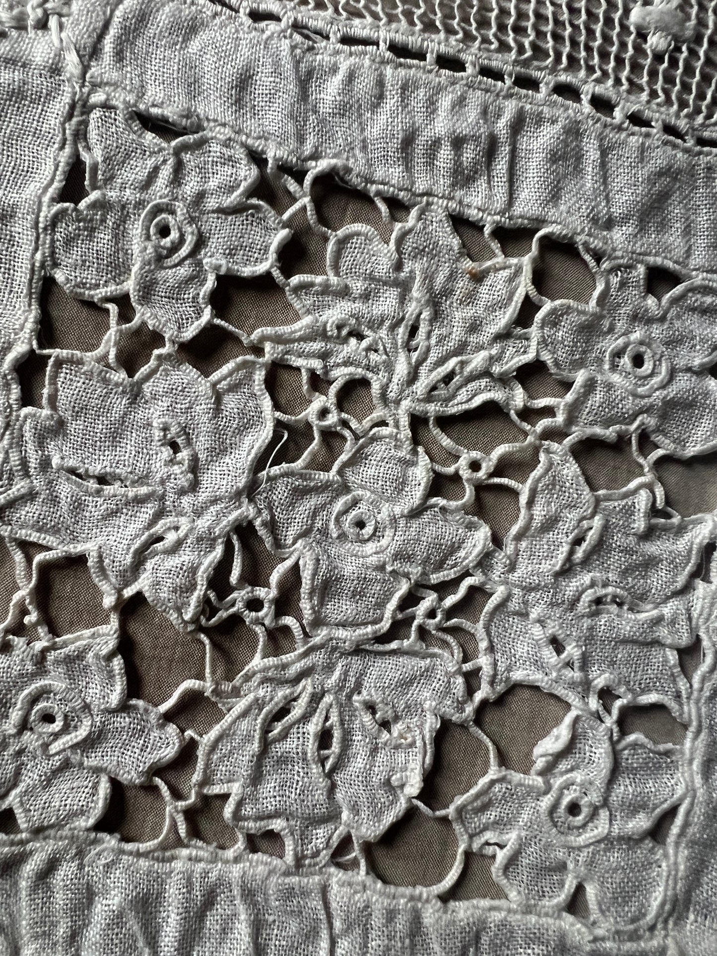 レースと刺繍の長方形クロス