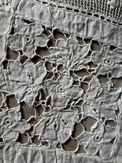 レースと刺繍の長方形クロス