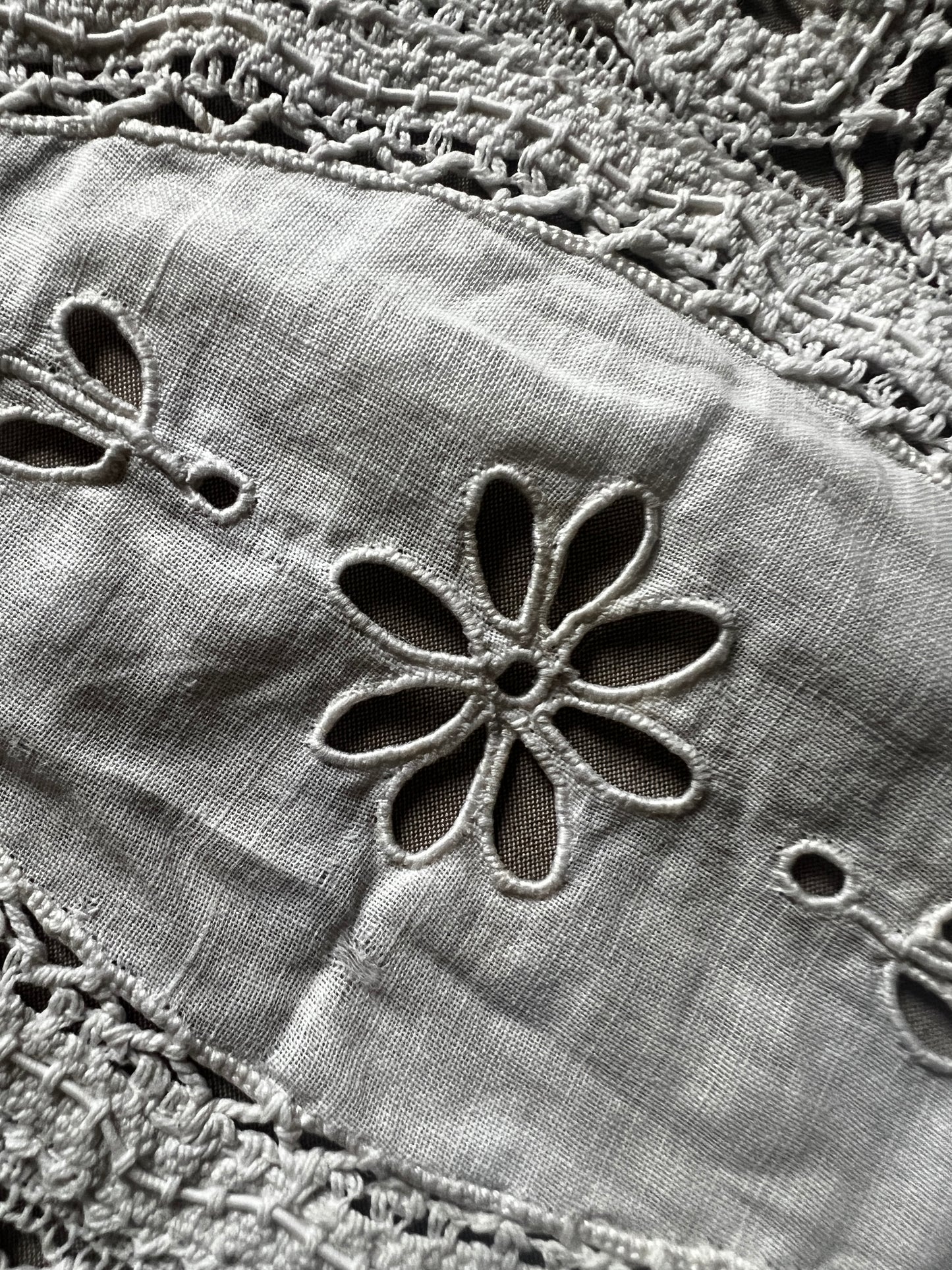 レースと刺繍のミニクロス