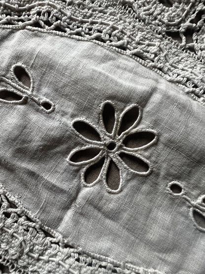 レースと刺繍のミニクロス