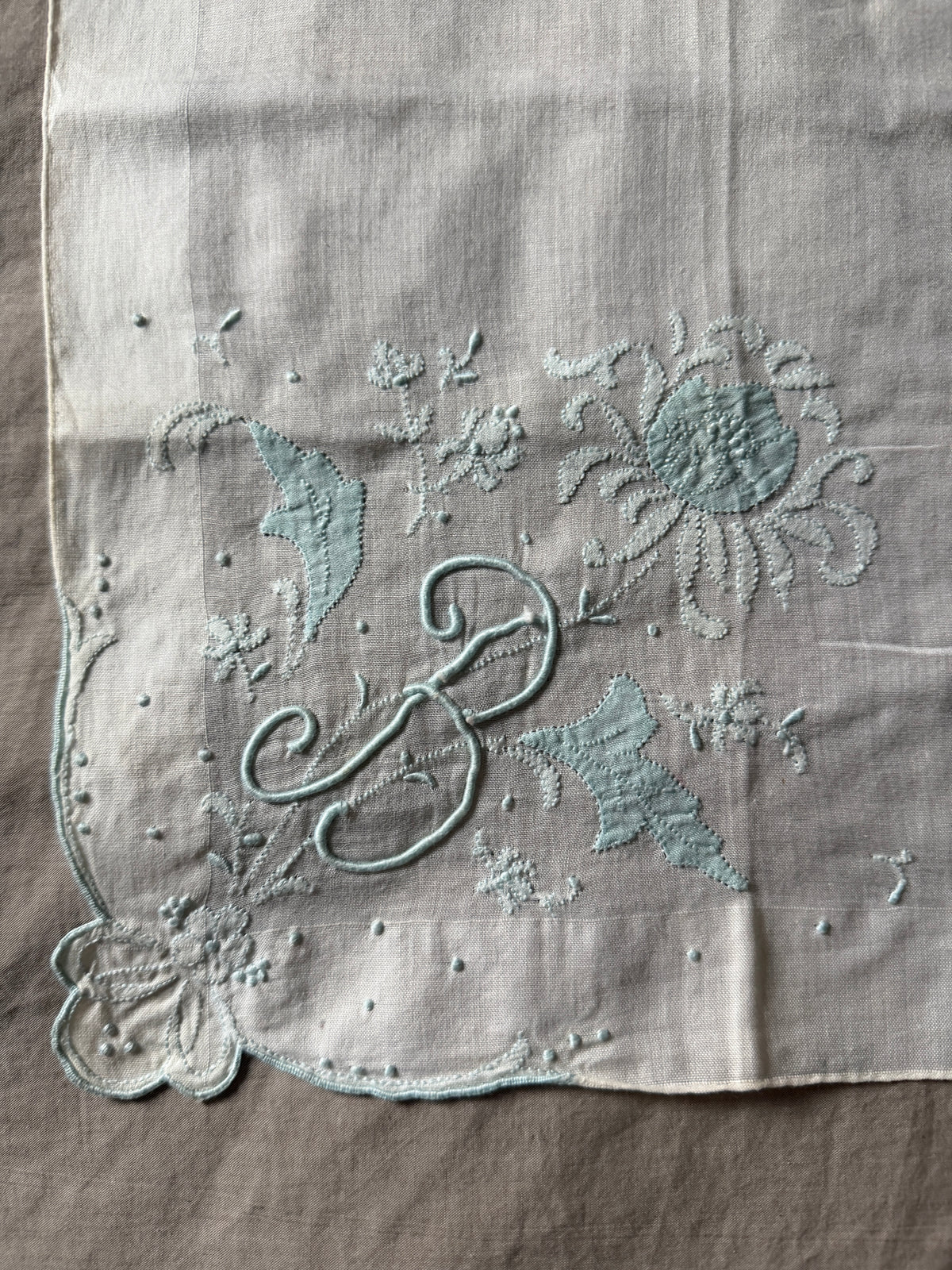 モノグラム刺繍のハンカチ