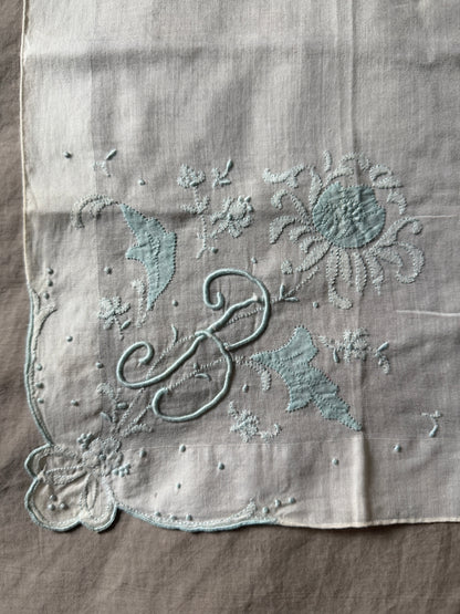 モノグラム刺繍のハンカチ