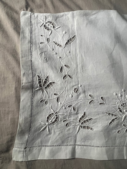 ★刺繍とレースの棚飾り