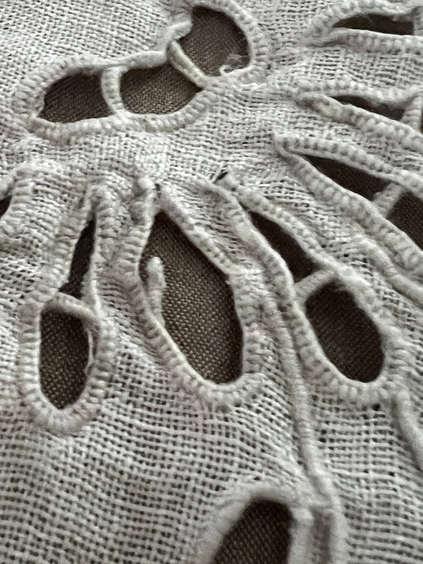 レースと刺繍のクロス