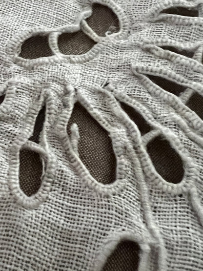 レースと刺繍のクロス