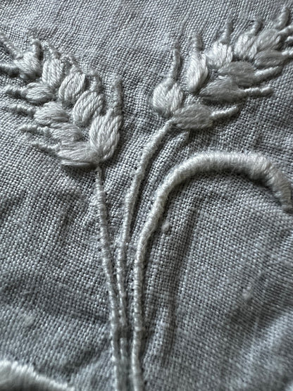 白刺繍のクロス(聖杯)