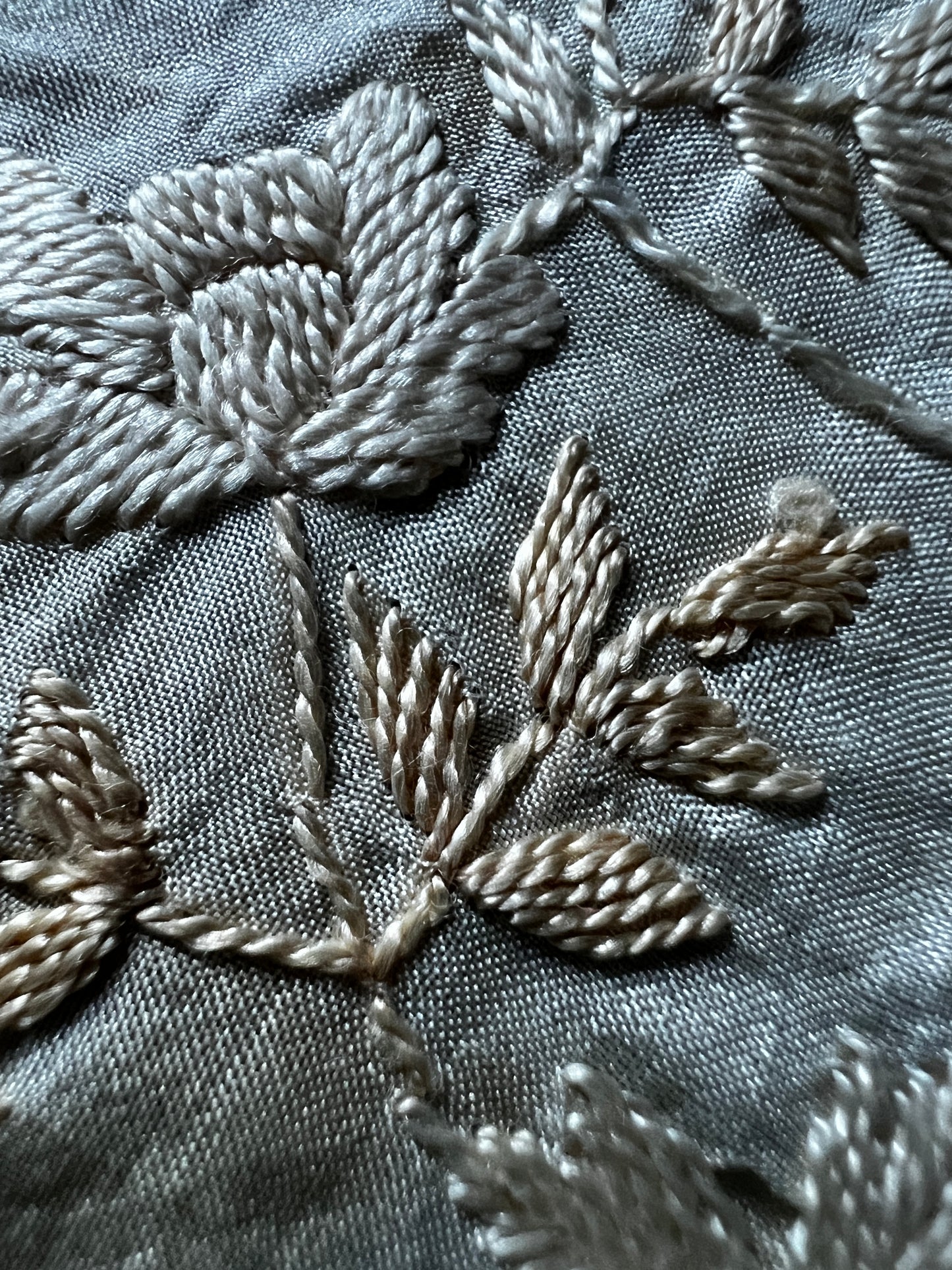 シルクサテンの刺繍ハンカチ