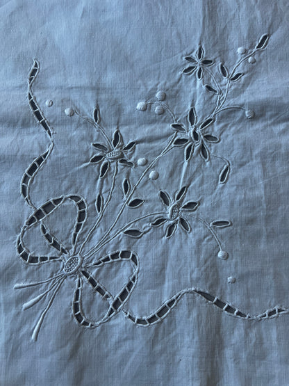 カットワークク刺繍大判クロス