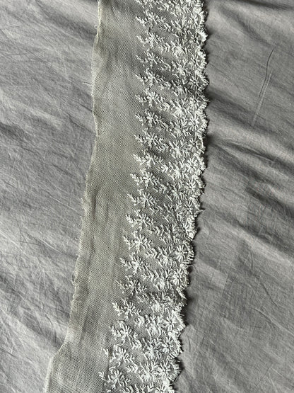 チュール刺繍レース