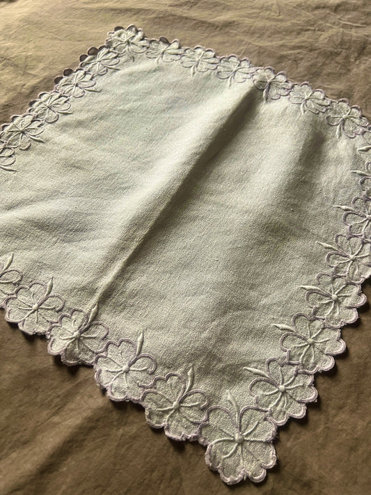 クローバーの刺繍クロス
