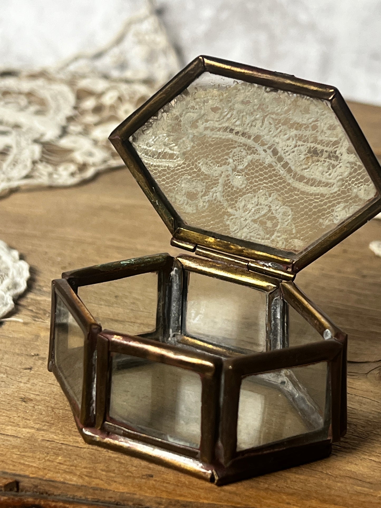 レースのガラス製ボックス