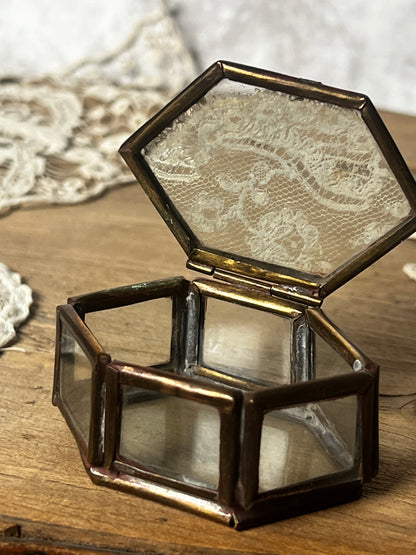 レースのガラス製ボックス