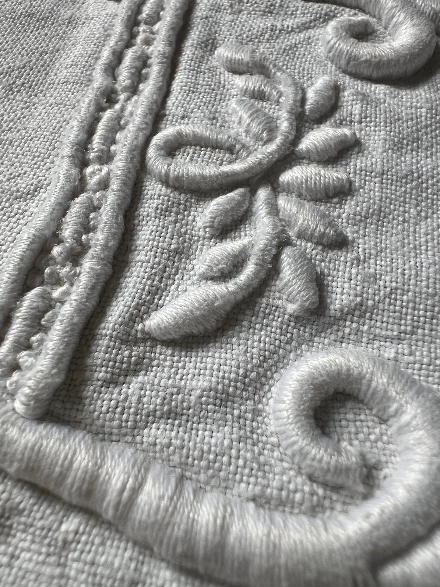 モノグラム刺繍リネン端布