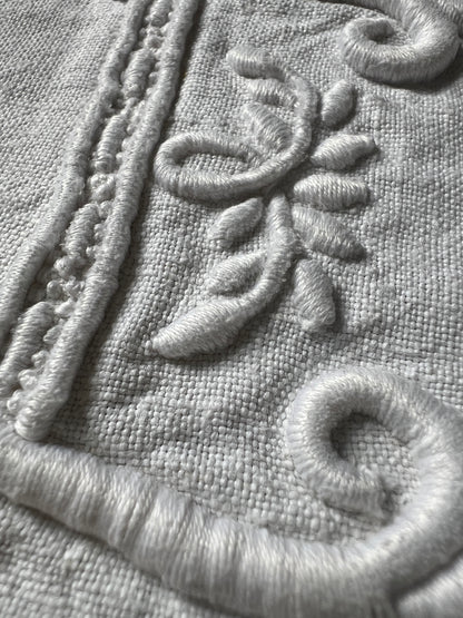 モノグラム刺繍リネン端布