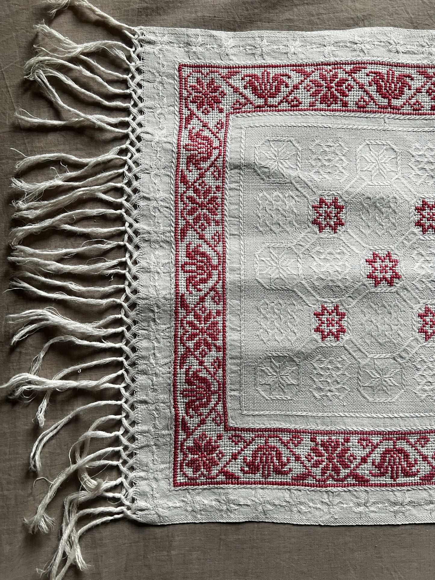 赤糸刺繍テーブルセンター