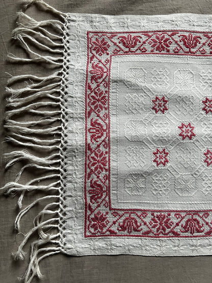 赤糸刺繍テーブルセンター