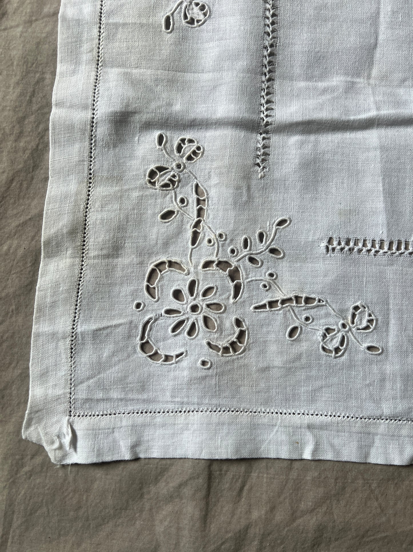 カットワーク刺繍クロス