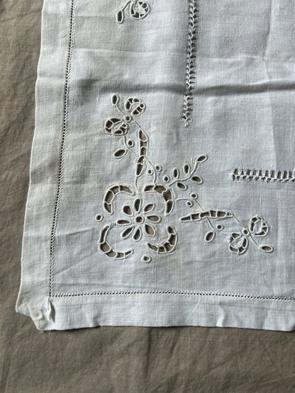 カットワーク刺繍クロス