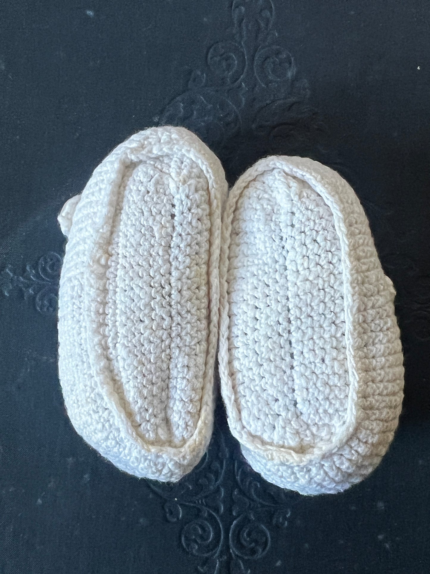 クロシェ編みのベビーシューズ