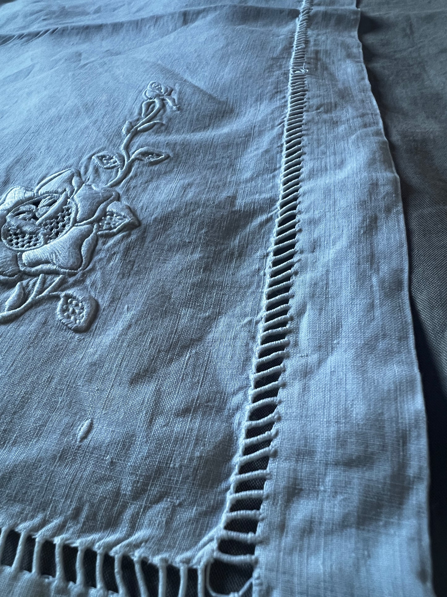 白刺繍のクロス