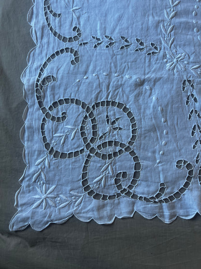 カットワークク刺繍大判クロス