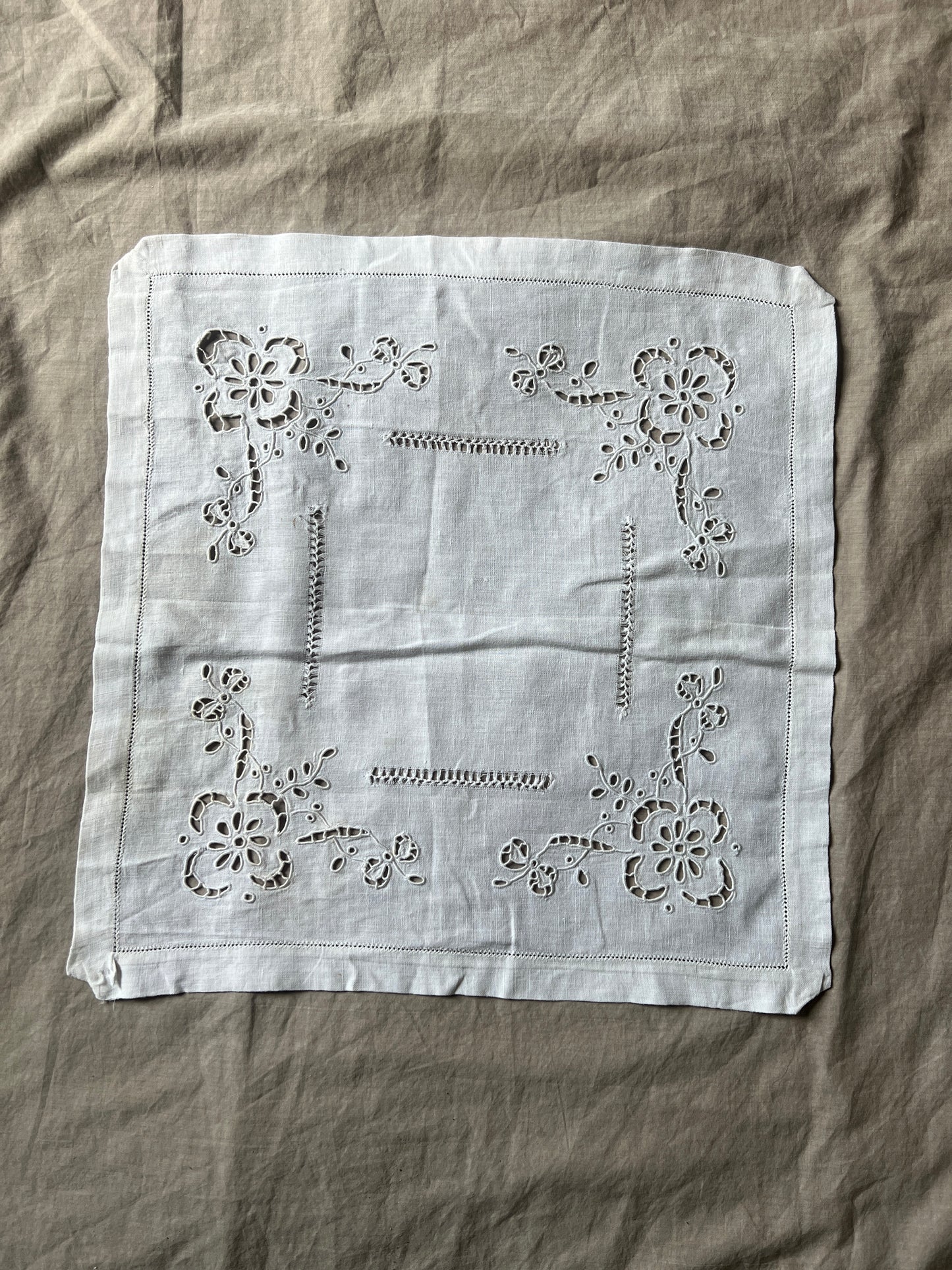 カットワーク刺繍クロス