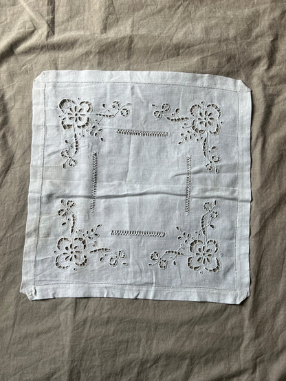 カットワーク刺繍クロス