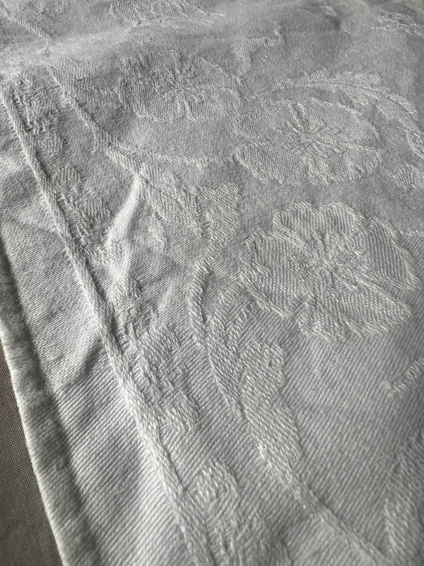 モノグラム赤糸刺繍リネンクロス