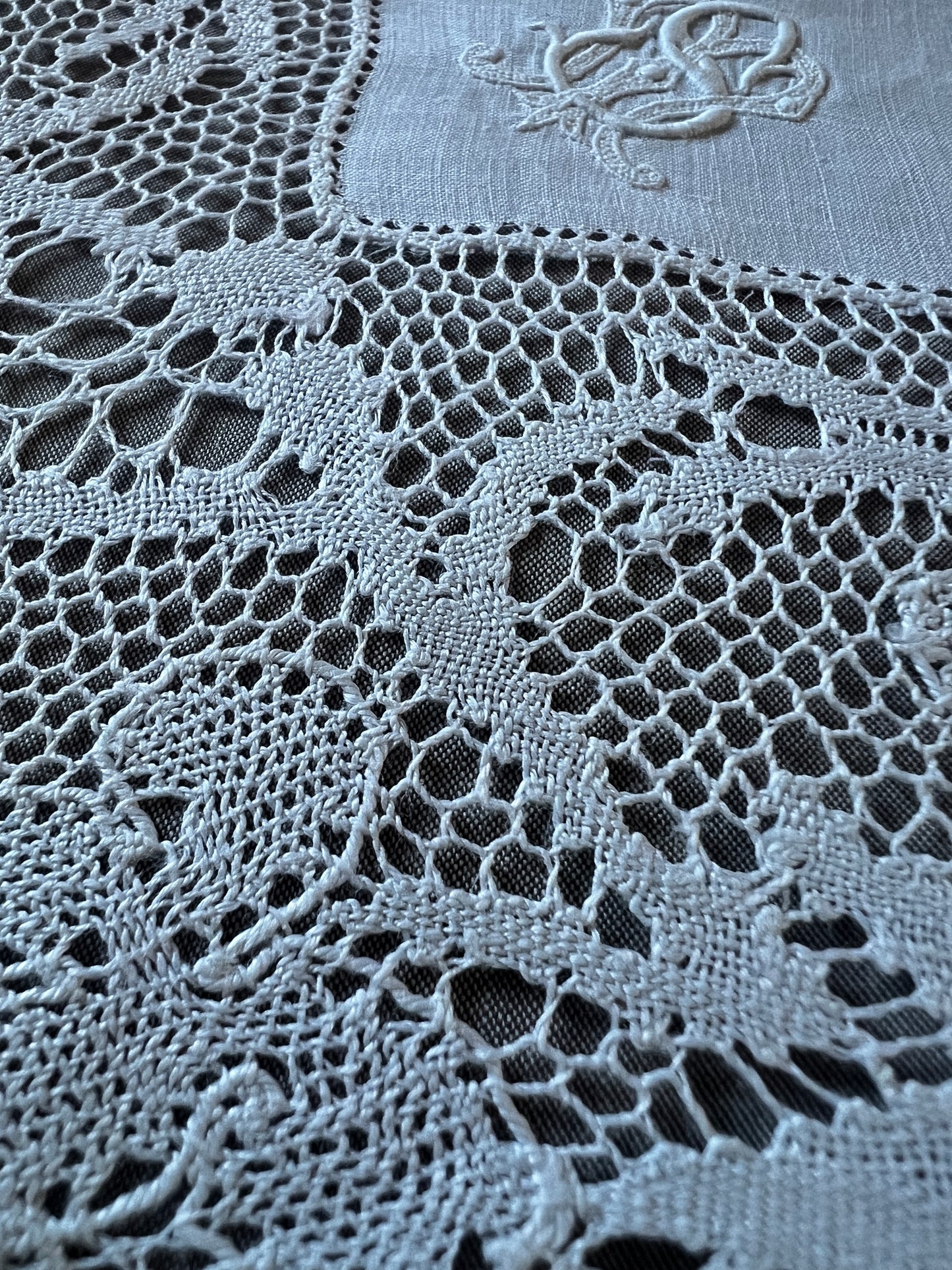 ★モノグラム刺繍ハンカチ