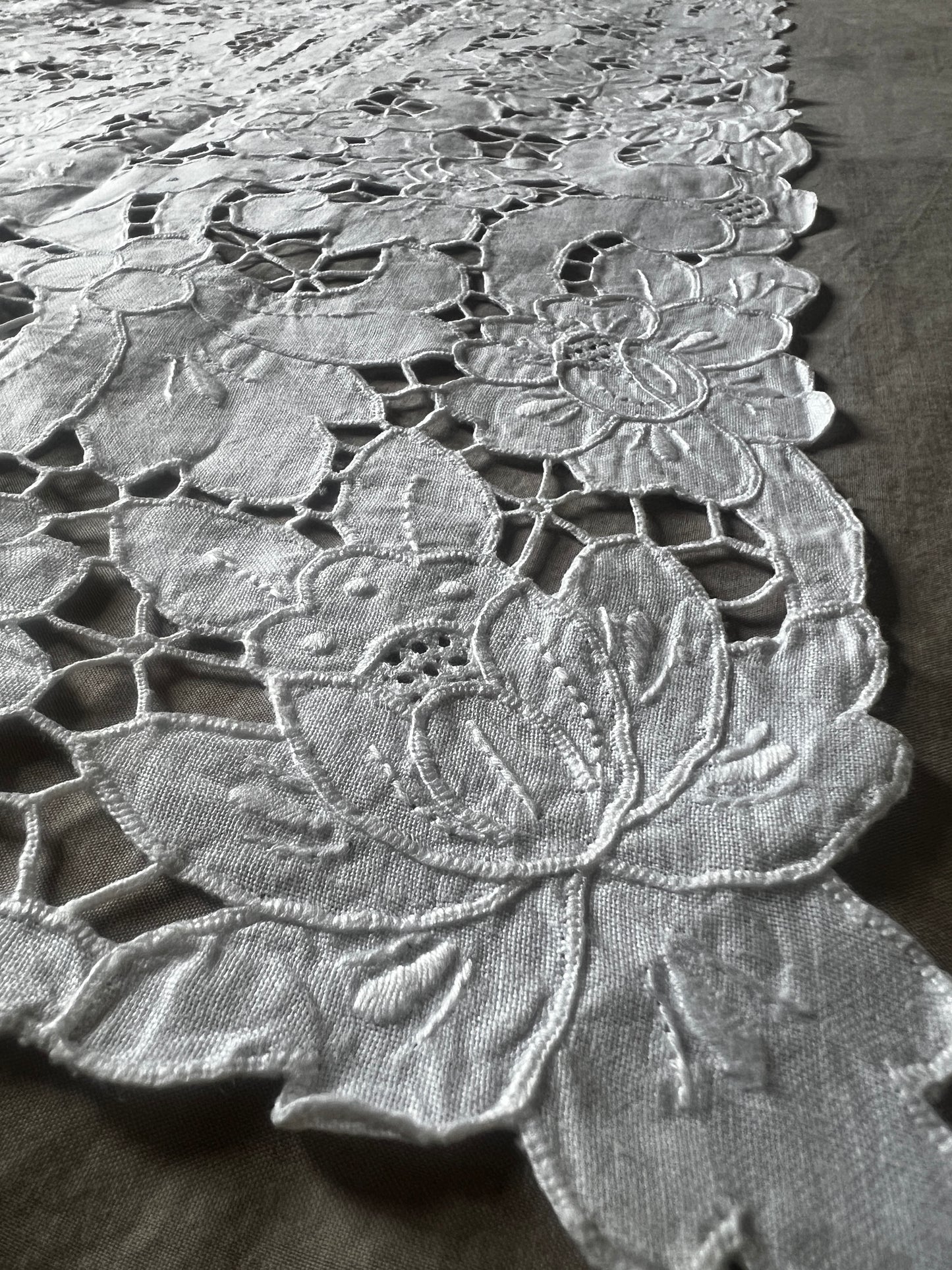 カットワーク刺繍クロス
