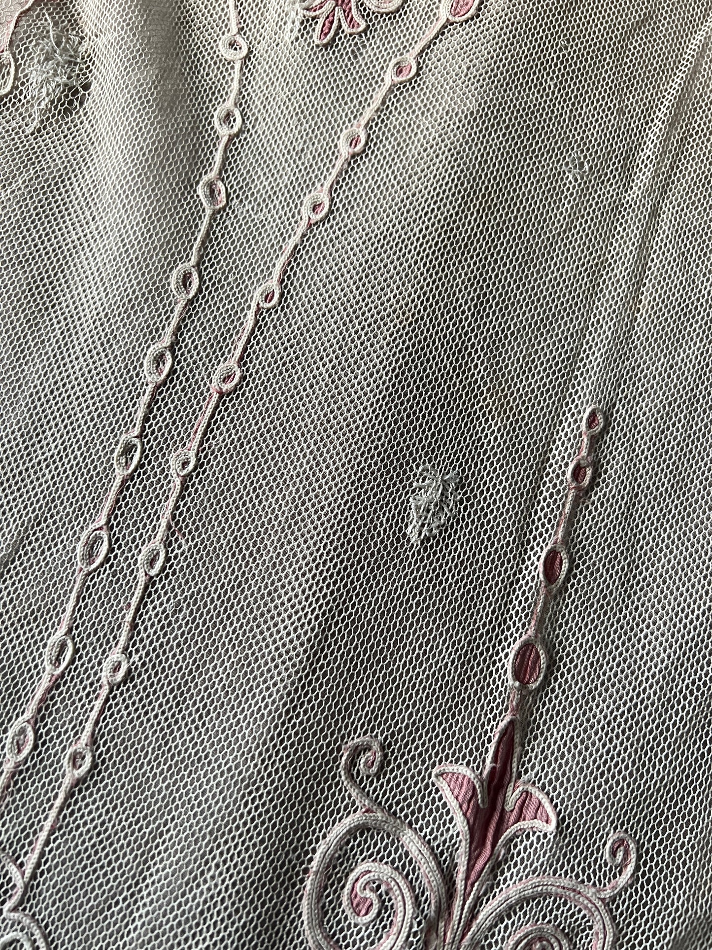 コルネリー刺繍のチュールカーテンペアセット