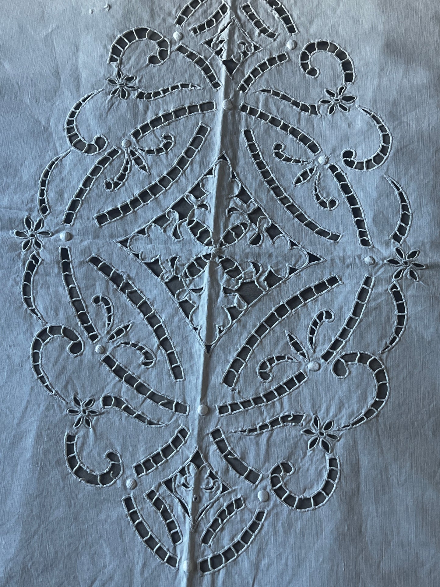 カットワークク刺繍大判クロス