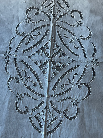 カットワークク刺繍大判クロス