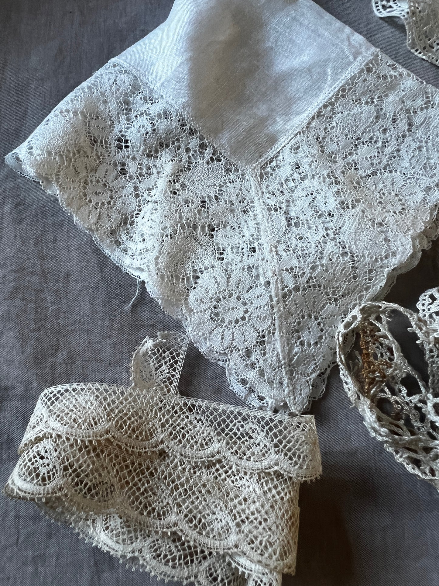 古い糸木箱とアンティークレースセット