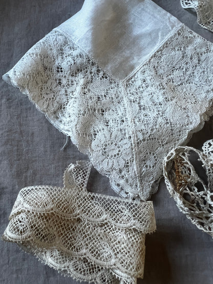 古い糸木箱とアンティークレースセット