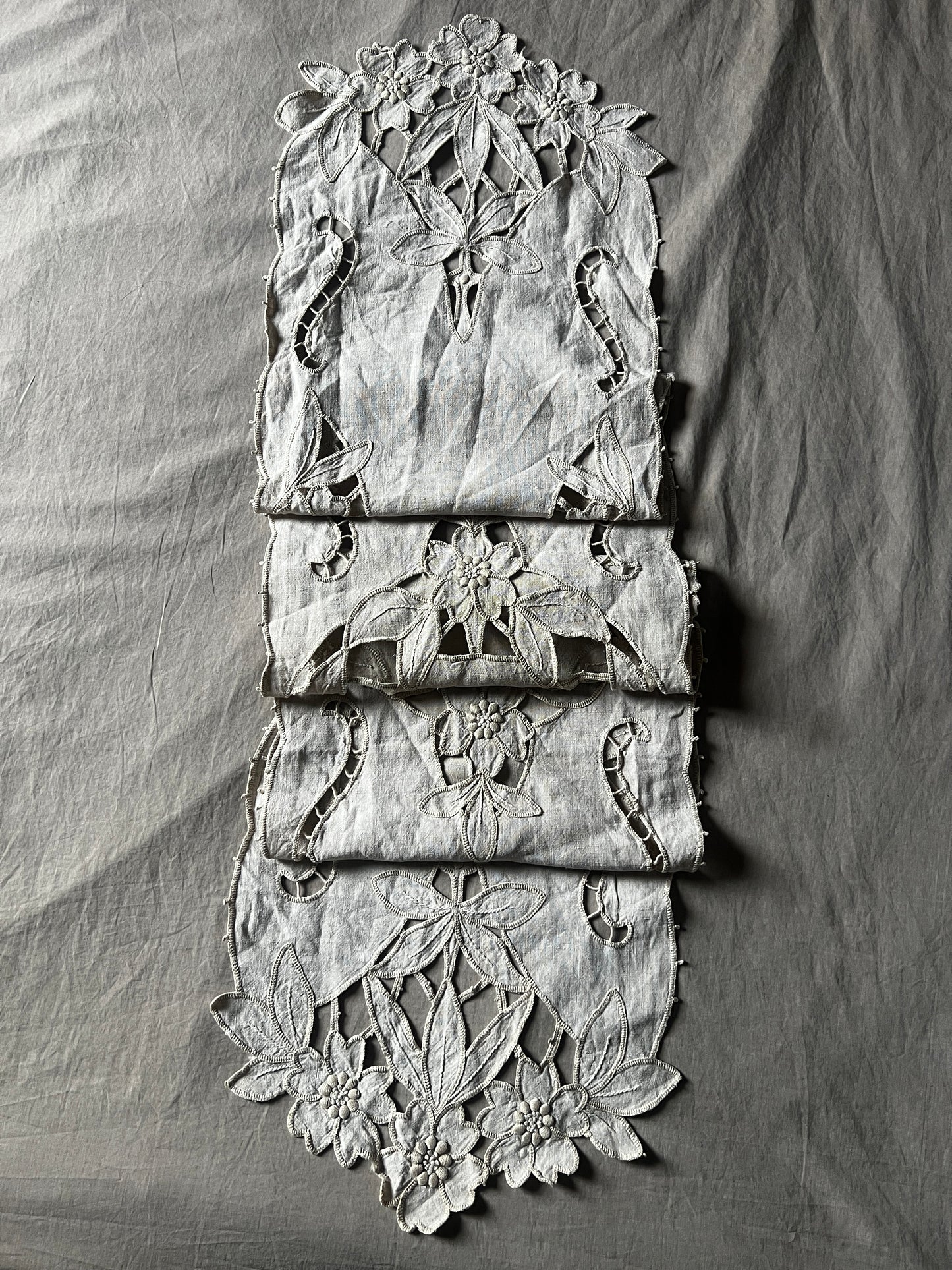 カットワークテーブルセンター