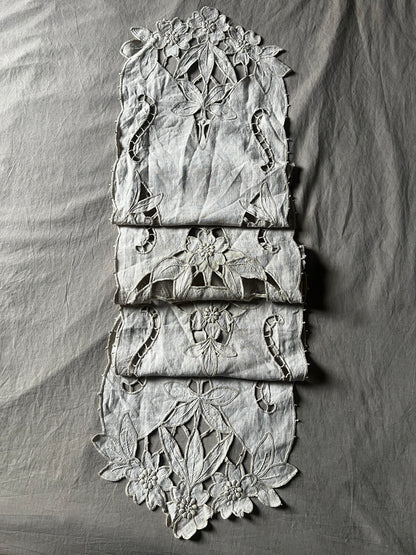 カットワークテーブルセンター