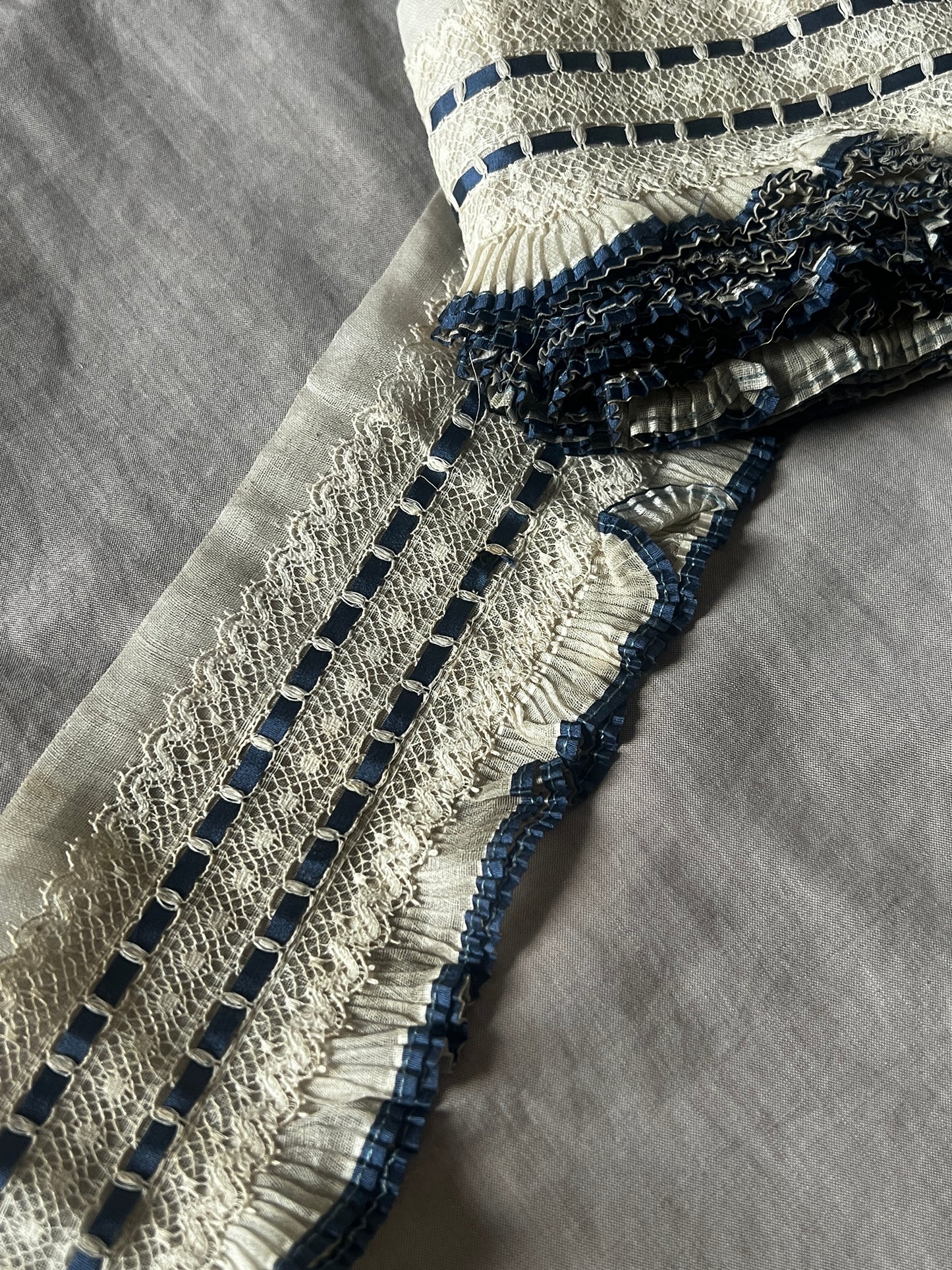 レースとフリルのプリーツ飾り