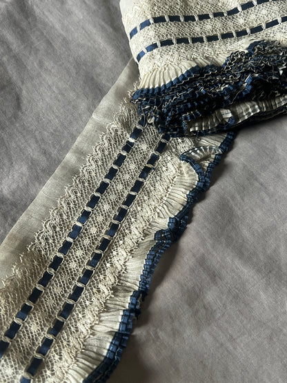 レースとフリルのプリーツ飾り