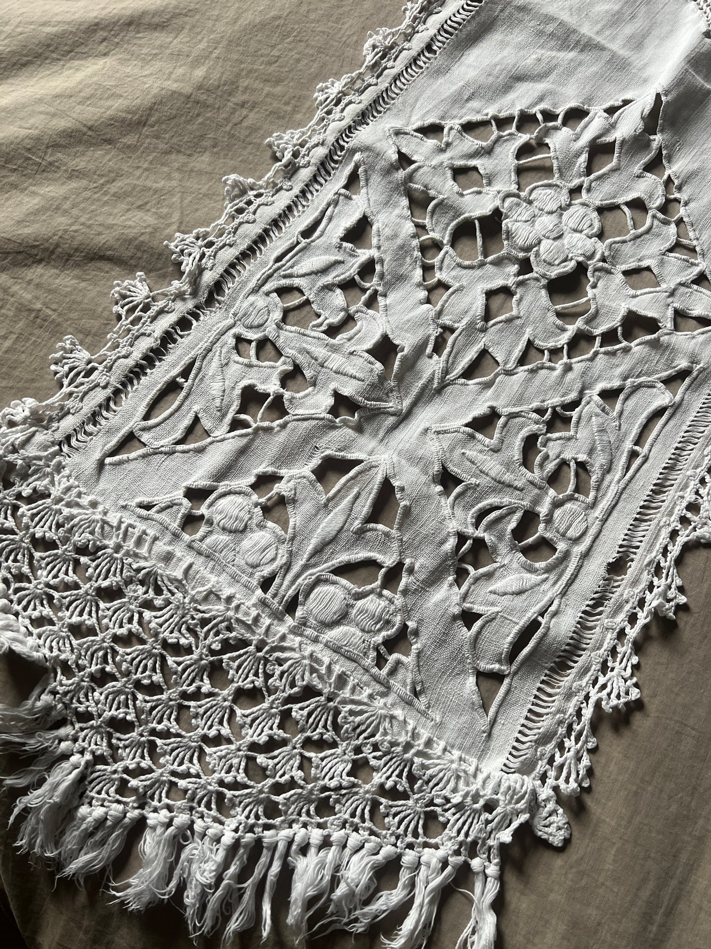 レースと刺繍のテーブルセンター